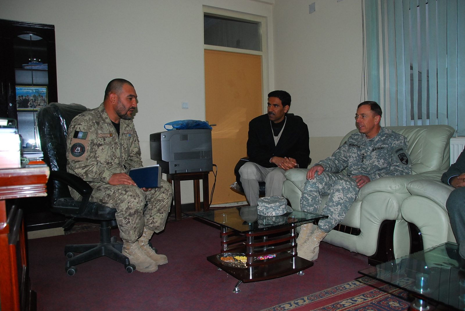 Le général David Petraeus, commandant de l'ISAF, rencontre le général Zamarai Paikan à Kaboul le 14 décembre 2010