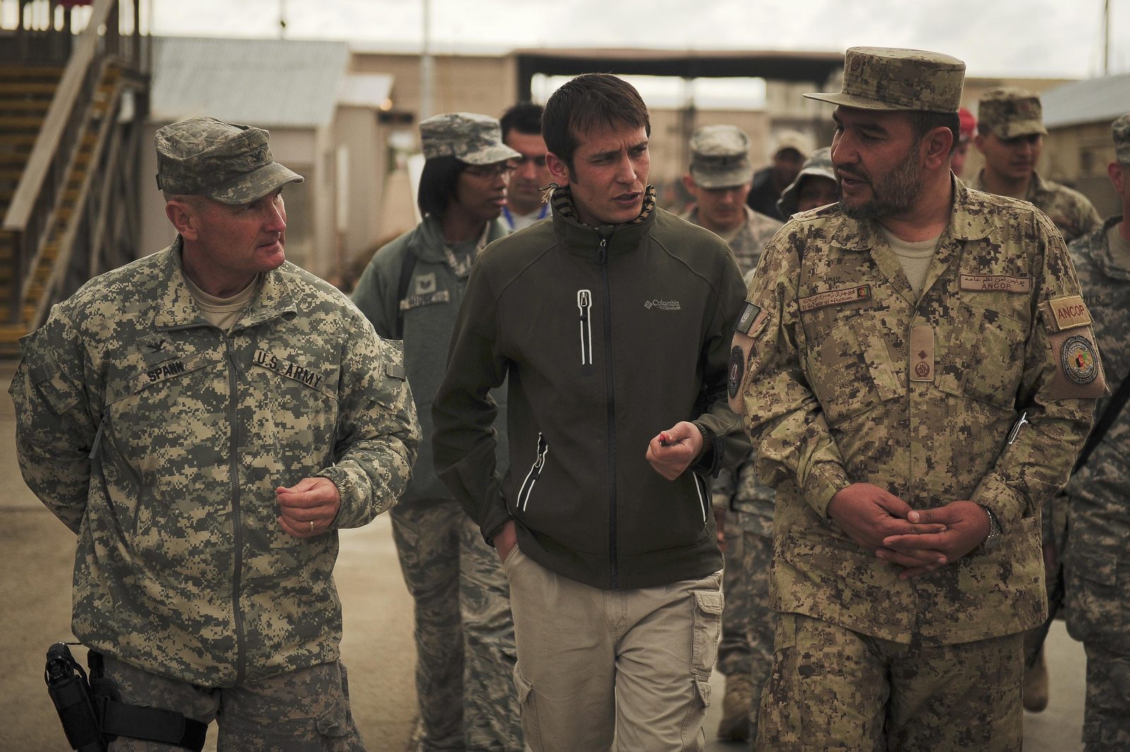 Le colonel américain Martin Spann s'entretient avec le général Zamarai Paikan lors d'un séminaire des conseillers de l'ANCOP, Camp Phoenix, Kaboul, 29 mars 2011