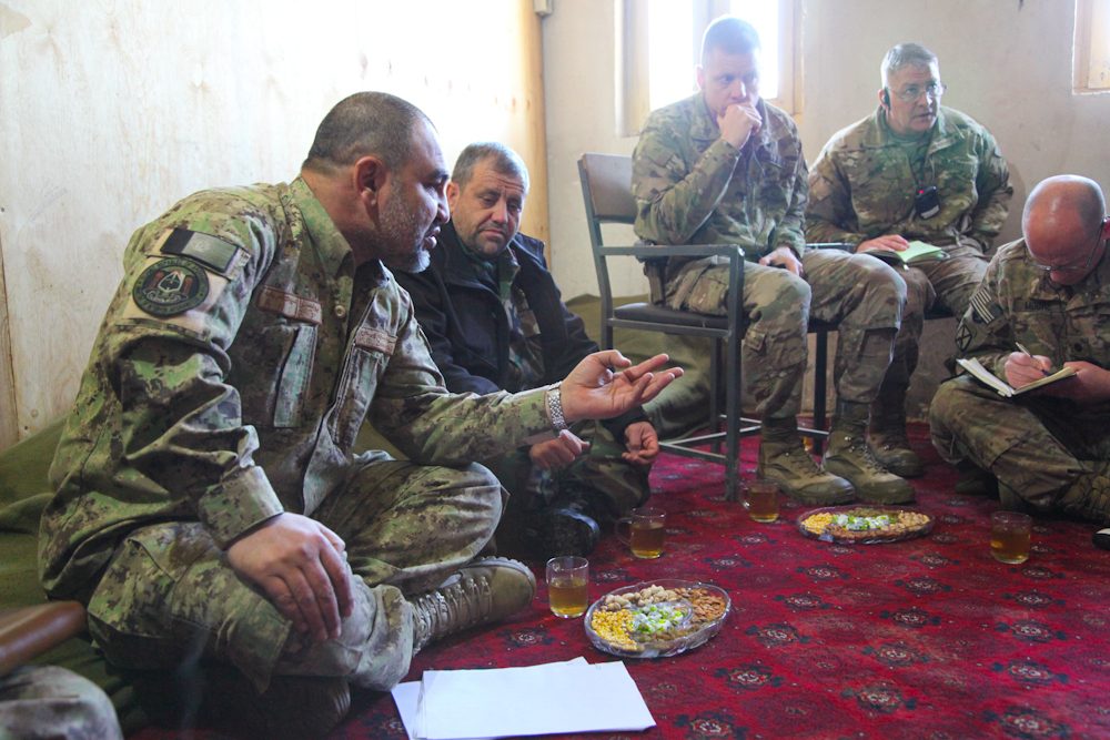 Le général Zemarai Paikan, commandant de la zone 707 du Helmand, lors d'une réunion à la base avancée de Sultan Kheyl, province de Wardak, 15 février 2014