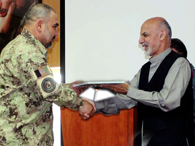 Le président Ashraf Ghani remet un document au commandant de l'ANCOP