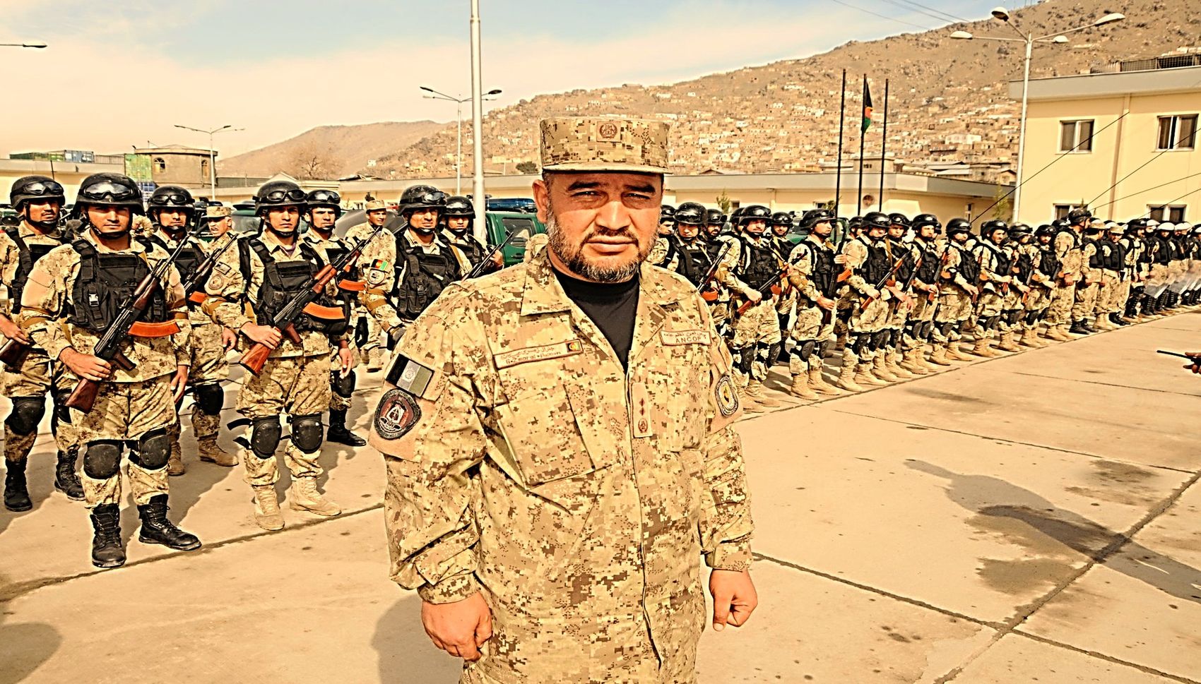 Le général Zamary Paikan devant les unités de l'ANCOP en formation, Kaboul